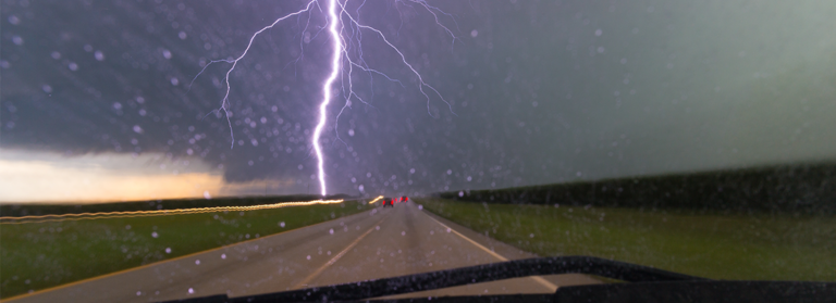 Gewitter aus dem Auto fotografiert, Blitz in der Ferne
