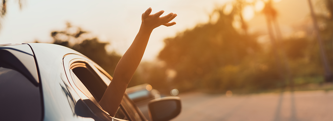 Jemand hält den Arm aus dem Autofenster