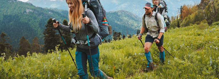 Familienurlaub Eltern wandern mit Kinderreisen Abenteuer Aktive gesunde Lifestyle-Wanderer mit Rucksack nachhaltiger Tourismus Outdoor