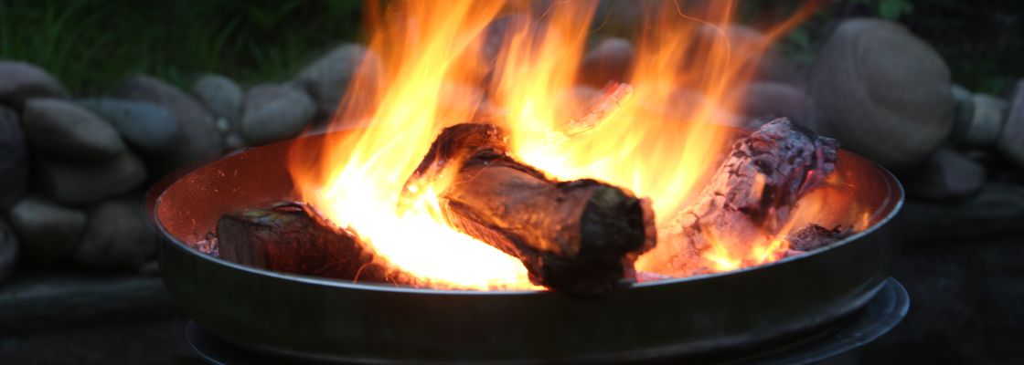 Feuerschale und Lagerfeuer.