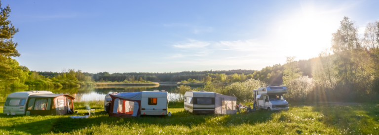 Wohnwagen und Campingplatz am See. Familienurlaub im Freien, Reisekonzept