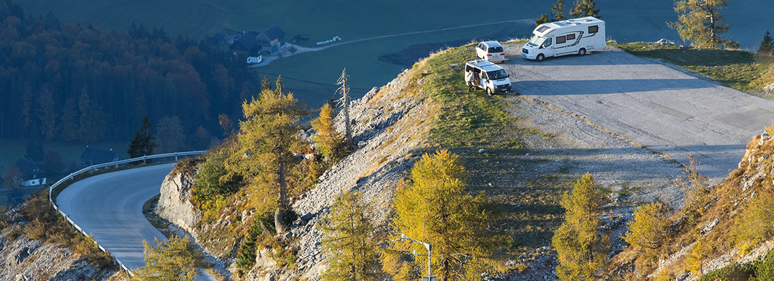 Campingwagen parken und wildcampen auf einer malerischen Straße in der Natur in Österreich